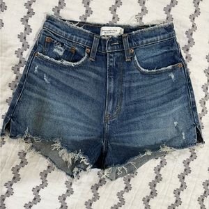 Abercrombie & Fitch curve love highrise mom jean shorts SZ 26 SZ 2 med wash